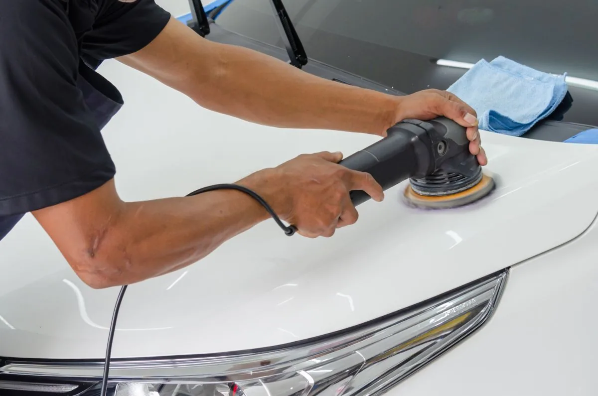 Poliermaschine mit Schaumstoff-Polierpad auf Autolack